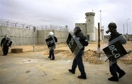 قوات القمع تقتحم قسم (4) في سجن "ريمون" قوات القمع