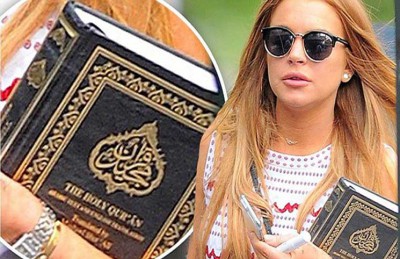 فنانة عالمية تحمل القرآن والمواقع تتساءل إن اعتنقت الإسلام؟