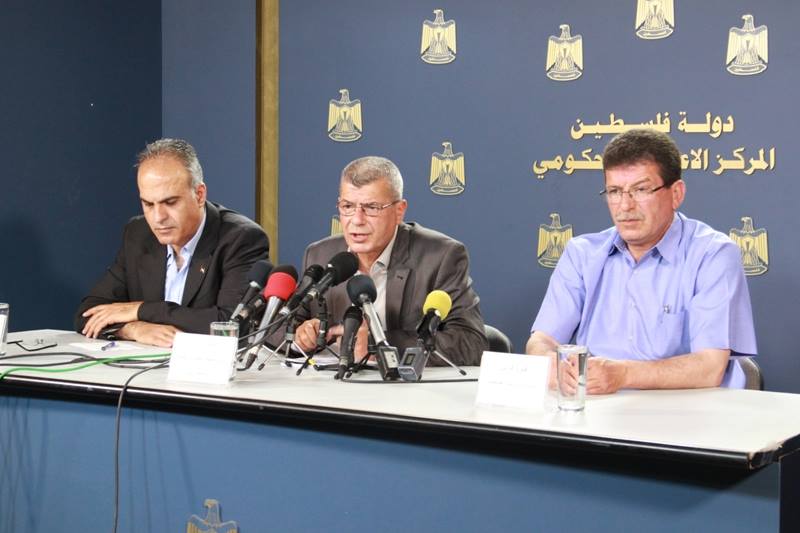 دعا متحدثون في مؤتمر صحفي عقد اليوم الخميس في رام الله، حول أوضاع الأسرى في سجون الاحتلال، وآخر المستجدات المتعلقة بالانتهاكات المستمرة بحقهم، من قبل إدارة مصلحة سجون الاحتلال، مع استمرار الأسير خضر عدنان في إضرابه المفتوح عن الطعام ضد الاعتقال الإداري، إلى مقاطعة محاكم الاحتلال لكسر قانون الاعتقال الإداري. وأشار المتحدثون خلال المؤتمر الذي عقد في مركز الإعلام الحكومي، بدعوة من هيئة شؤون الأسرى والمحررين ونادي الأسير الفلسطيني، وبمشاركة الحركة العالمية للدفاع عن الأطفال، إن ما يتعرض له الأسرى من قمع وهجمة، يستدعي وقفة جادة على المستويين الرسمي والشعبي، مؤكدين ضرورة تحويل ملف الأسرى إلى محكمة الجنايات الدولية، حيث هناك العديد من الشواهد والأدلة على ارتكاب جرائم بحق الأسرى. وفي حديثه، أكد رئيس هيئة شؤون الأسرى والمحررين عيسى قراقع، على أن الأسرى يواجهون انتهاكات خطيرة، خاصة فيما يتعلق بحياة الأسرى المرضى، وسياسية الإهمال الطبي المتعمدة التي تنتهجها إدارة السجون، مشيرا إلى أن هناك ظهور لحالات مرضية خطيرة بين صفوف الأسرى، كما حصل مع الأسير إياس الرفاعي، والأسير يسري المصري. وحذر من ارتقاء شهداء بين صفوف الأسرى، خ صورة من المكان