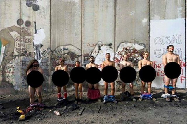 متضامنون عراة يثيرون غضب الفلسطينيين متضامنون عراة