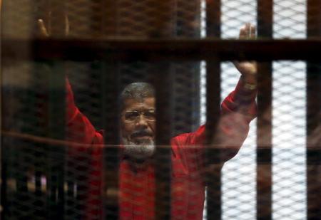 مرسي يرتدي "الأحمر" لأول مرة