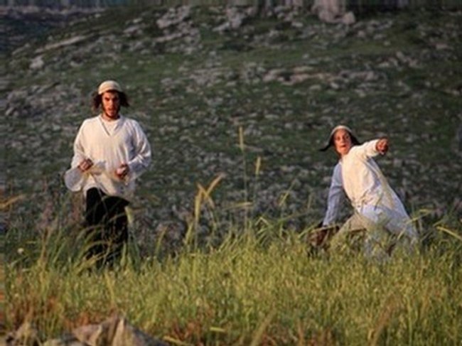 مستوطنون يحطمون زجاج مركبات المواطنين جنوب جنين مستوطنون