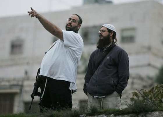 مستوطن يطلق النار صوب سيارة فلسطينية قرب الخليل