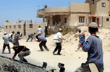 مستوطنون يعتدون على منزل في دير استيا بسلفيت