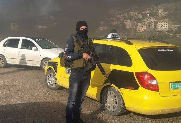 مسلحون يقومون بإغلاق شارعين في نابلس اخبار فلسطين