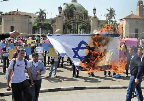 مصريون يحرقون العلم الإسرائيلي