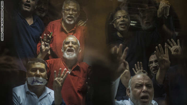 مصر: محاكمة عسكرية لـ53 "إخوانياً" بقضية اغتيال ضابط شرطة