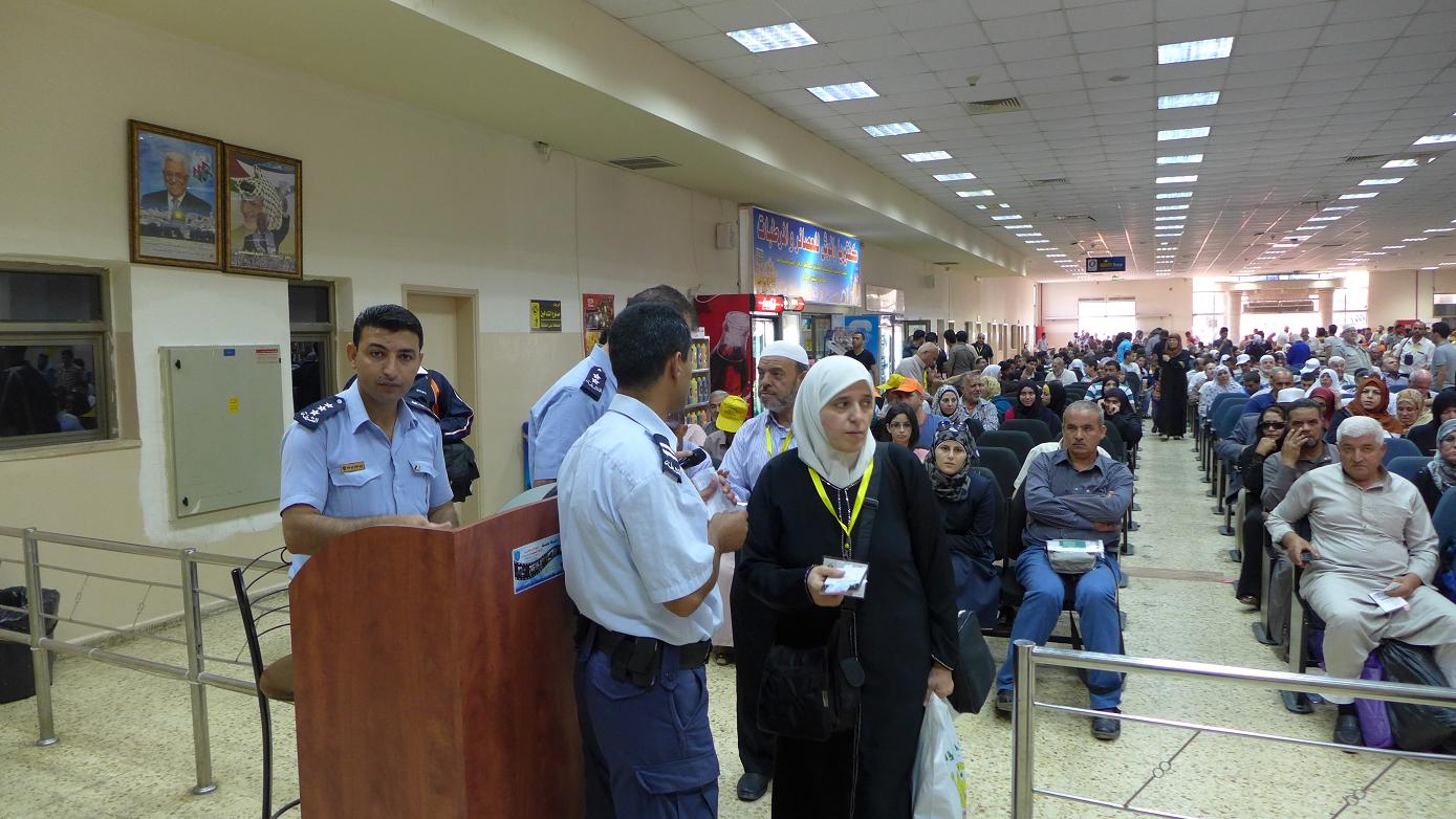الشرطة: 31 ألف مسافر تنقلوا عبر معبر الكرامة وتوقيف 19 مطلوبا معبر الكرامة