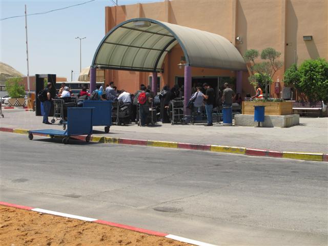 "موظفو الجسر" الإسرائيلييون يسرقون الفلسطينيين يومياً الاسرائيليين