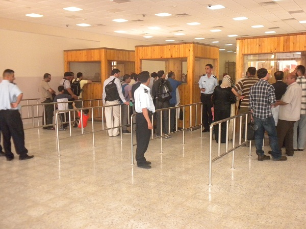 الشرطة : 57 ألف مسافر تنقلوا الأسبوع الماضي عبر معبر الكرامة معبر الكرامة