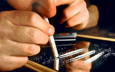 مواطن يبلغ عن شقيقه لحيازته وتعاطيه المخدرات في طولكرم مخدرات
