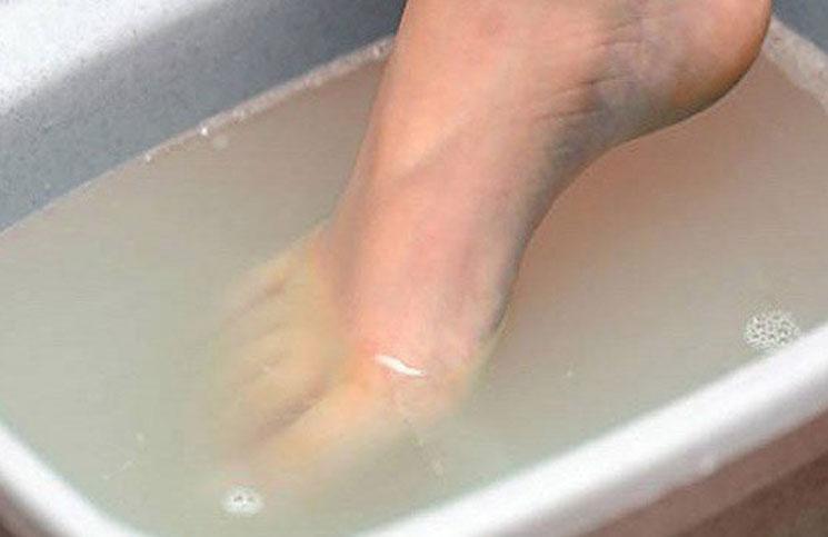 مُعالج فيزيائي يكشف لماذا يجب أن نضع قدمينا في المياه الباردة