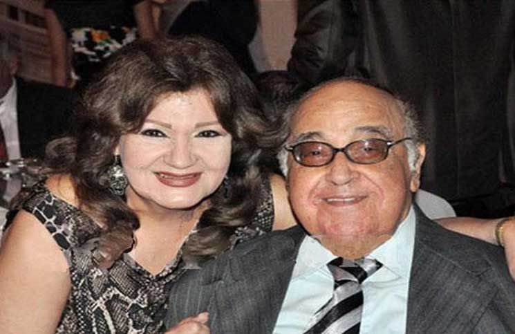 ميمي جمال تنهار أثناء تلقيها العزاء في زوجها