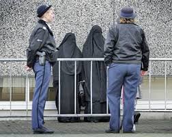 هولندا تمنع ارتداء النقاب 