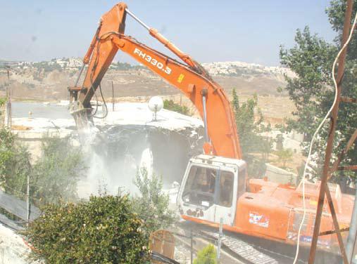 إخطارات بهدم منازل شهداء وأسرى في نابلس وقلنديا