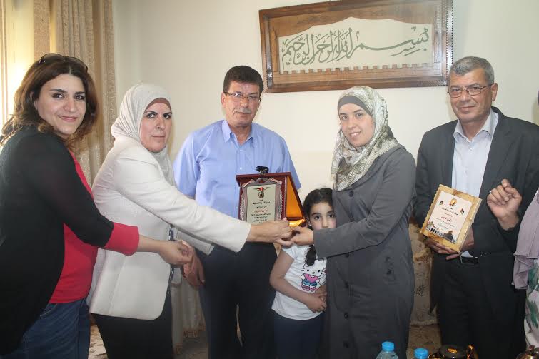 هيئة الأسرى ونادي الأسير يكرمان الأسيرة المحررة بشرى الطويل صورة من التكريم