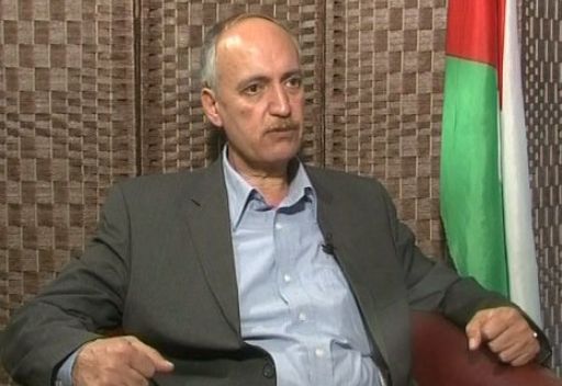 زمن برس، فلسطين: قال عضو اللجنة التنفيذية لمنظمة التحرير واصل أبو يوسف إن تصريحات رئيس الوزراء الإسرائيلي بنيامين نتنياهو التي تحدث فيها عن موافقته على مفاوضات حول حدودل الكتل الاسيتاطية، تهدف إلى الإيهام والخداع برغبته في المفاوضات رغم معرفته بأن الموقف الفلسطيني يعتبر كل الاستيطان غير شرعي. وأضاف أبو يوسف في حديثٍ مع زمن برس، بأن تصريح نتنياهو يأتي في سياق ضغط المجتمع الدولي من أجل فتح الأفق السياسي في ظل الحكومة الإسرائيلية الأكثر يمينيةً وتطرفاً. وتابع أبو يوسف قائلاً:" نعتقد أن الأساس في أي حديث جدي وحقيقي يعيد الحق للشعب الفلسطيني يكون من خلال تدويل القضية الفلسطينية والضغط على الاحتلال للانصياع لفقرارت الشرعية الدولية". واصل أبو يوسف