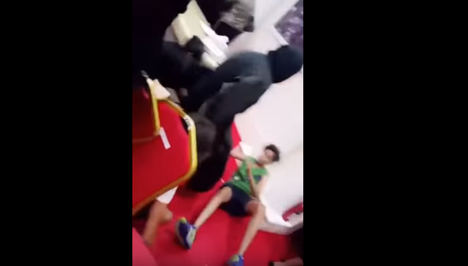 شاهد: مشاجرة نسائية ساخنة بين فتيات في حفل تخرج