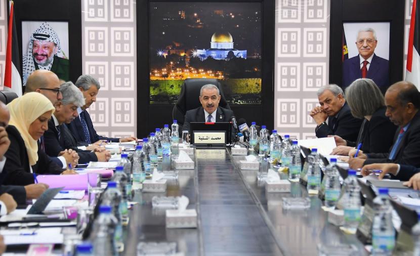 أزمات تنتظر الحكومة- تعديل وزاري واشتية يبلغ المشمولين