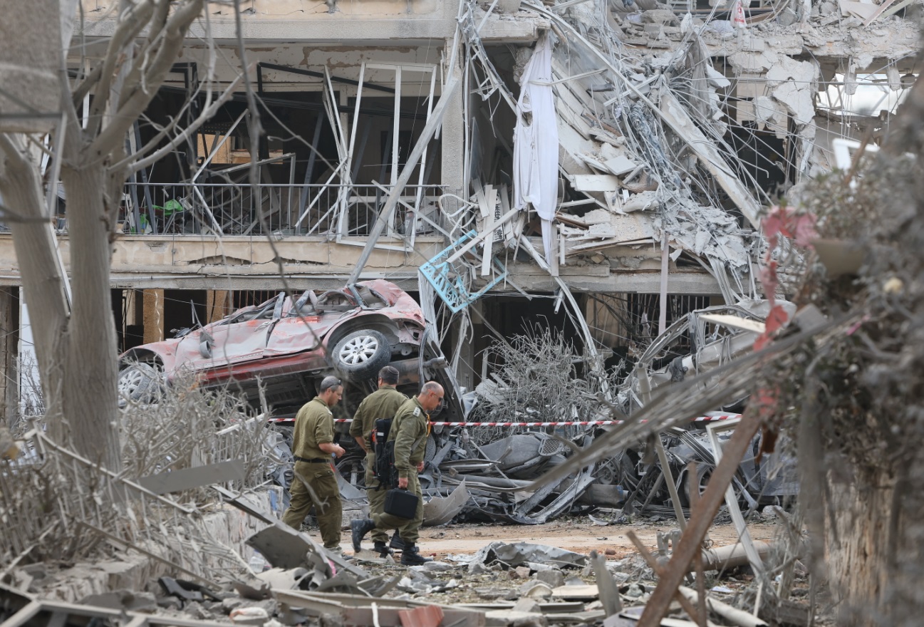 هجمات صاروخية إيرانية تضرب إسرائيل: إصابة مباشرة لمبنى في هرتسليا