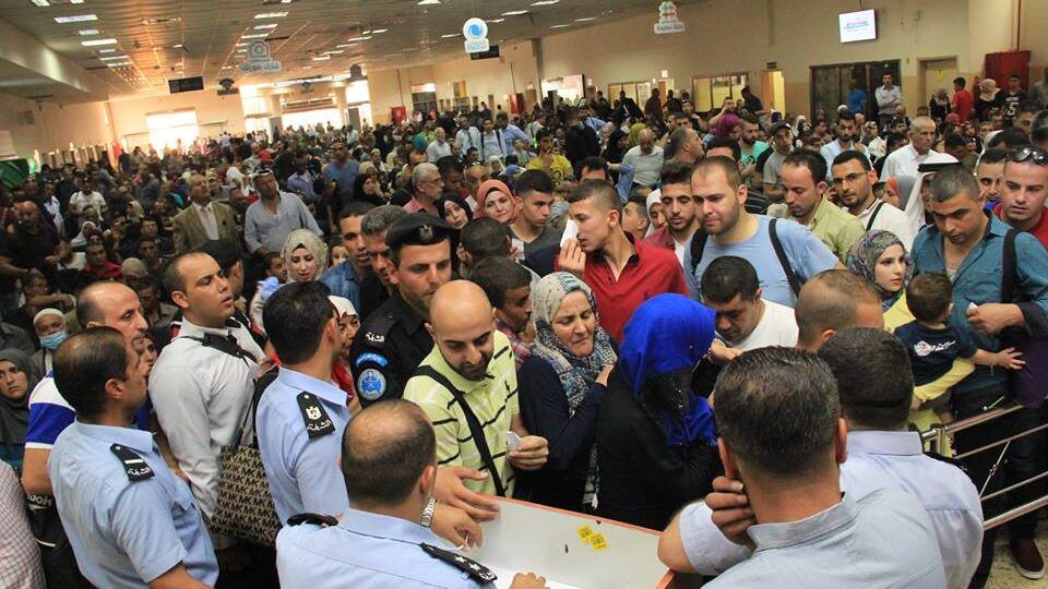 بعد الإغلاق الإسرائيلي.. أزمة خانقة في معبر الكرامة وجسر الملك حسين (فيديو)