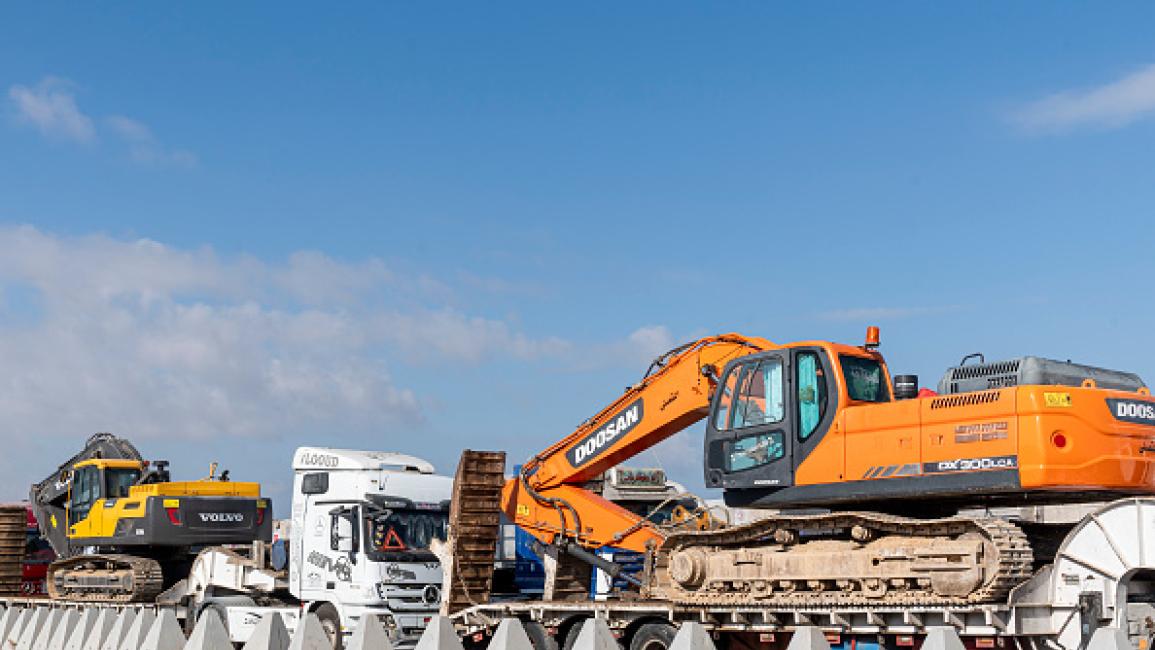 مصر تُدخل دفعة جديدة من الآليات الهندسية إلى غزة