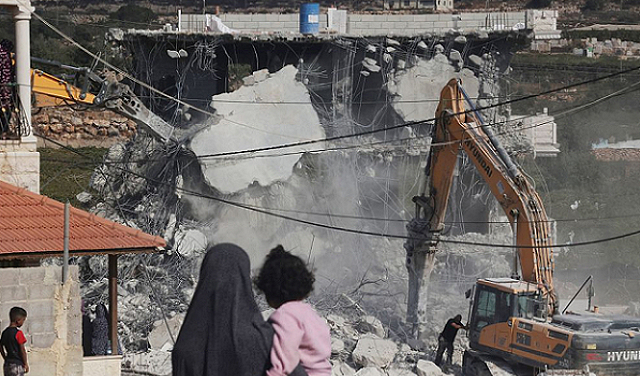 الجيش الإسرائيلي يوزع إخطارات بهدم مسجد ومساكن فلسطينية في الضفة الغربية