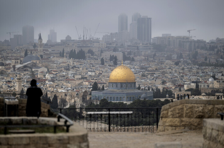 محافظة القدس تُحذّر من مخطط إسرائيلي للاستيلاء على عقارات في باب السلسلة وتهجير سكانها لصالح الاستيطان
