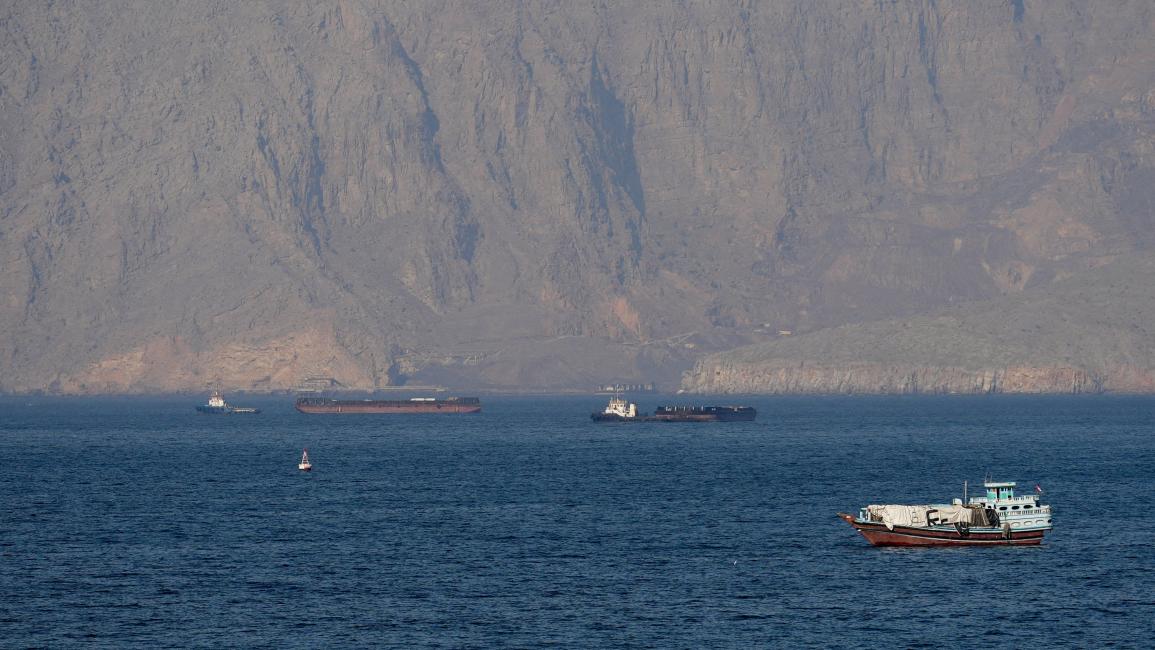 ترامب يهدد إيران وعراقجي في مسقط لإجراء محادثات
