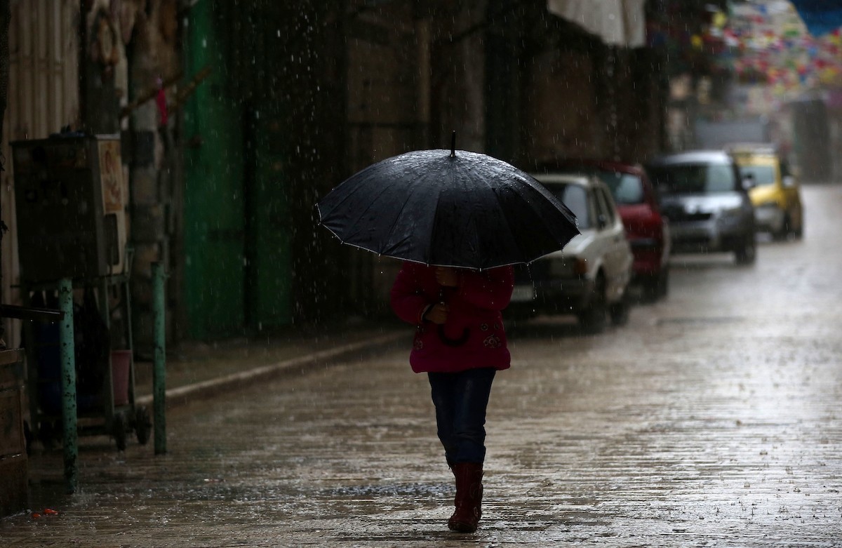 طقس فلسطين.. استمرار تأثير المنخفض الجوي وسقوط الأمطار