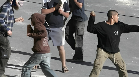 مستوطنون يُهاجمون مركبات المواطنين في البيرة