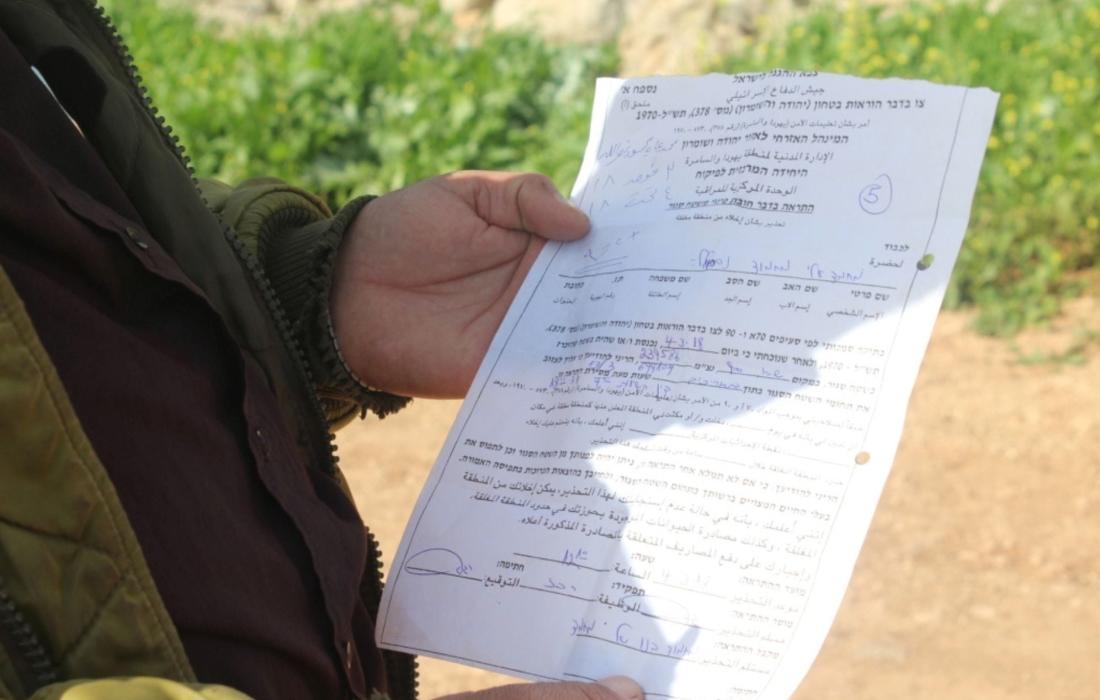 الاحتلال يخطر بوقف البناء في جدار وبإزالة "كونتنينر" بقلنديا شمال القدس