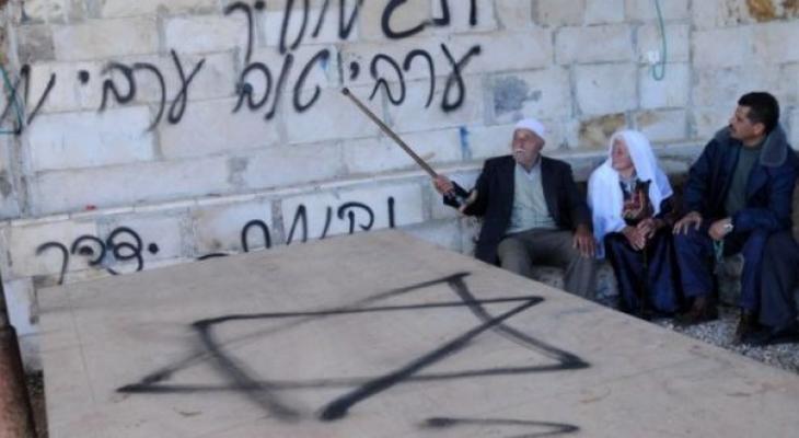 مستوطنون يخطون شعارات عنصرية شرق القدس