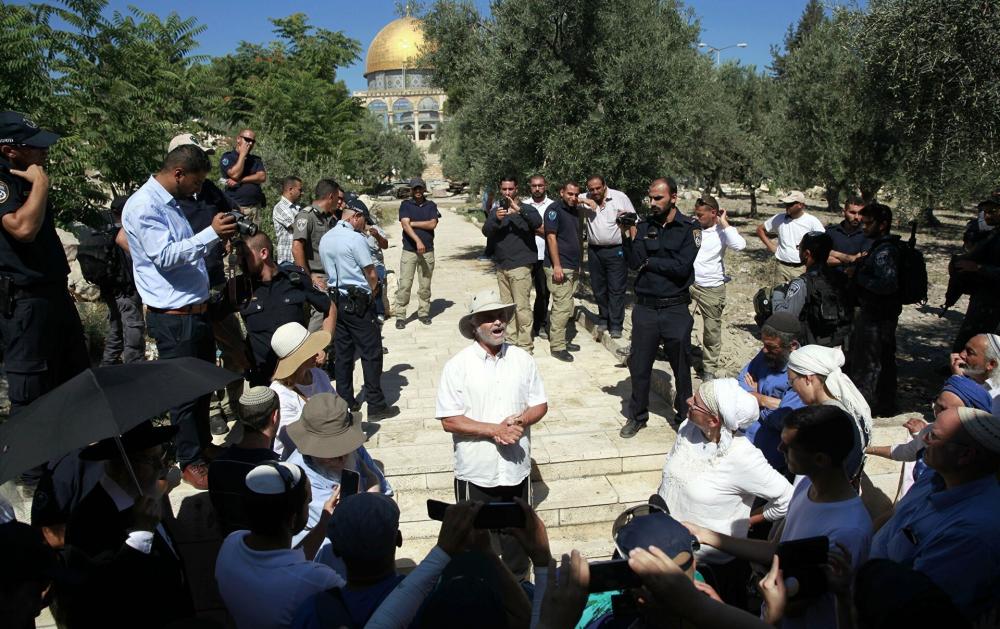 عشرات المستوطنين يقتحمون الأقصى