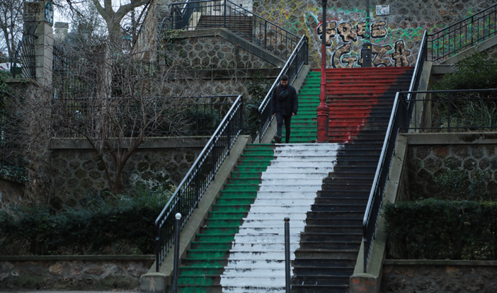 رسم علم فلسطين على درجات كنيسة "القلب المقدس" في باريس