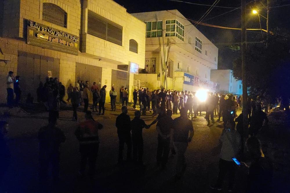 مستوطنون يهاجمون منازل ومركبات المواطنين بعدة مناطق وسط الضفة