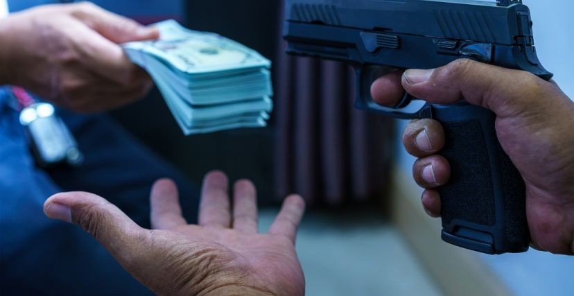 في 3 شهور.. 5 عمليات سطو مسلح على بنوكٍ بالضفة الغربية