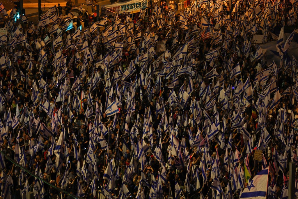 الاحتجاجات ضد إضعاف القضاء تشتدّ حدّة الثلاثاء: عرقلة عمل القطارات وتعطيل مواقع إنترنت وتطبيقات