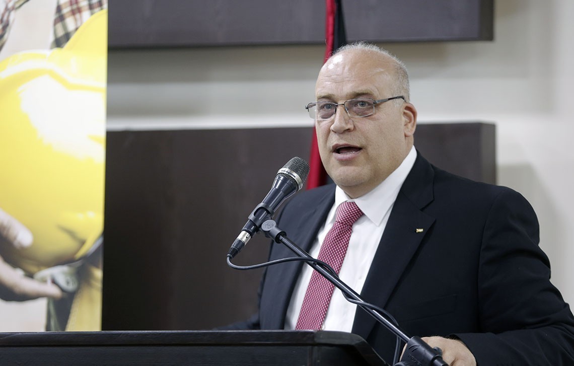 وزير العمل للرسالة: إقرار قانون قريبا يجرّم تجارة التصاريح بالضفة