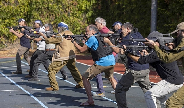 إسرائيل تصدر 31 ألف رخصة سلاح إثر 236 ألف طلب منذ الحرب على غزة