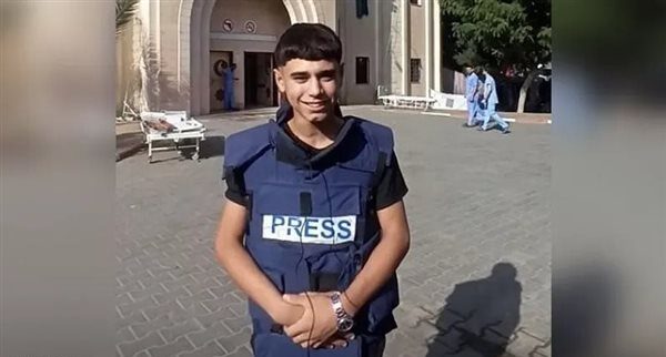 كشف واقع الأحداث في غزة رغم القصف.. من هو “عبود الغزاوي” الملقب بالصحفي الطفل؟