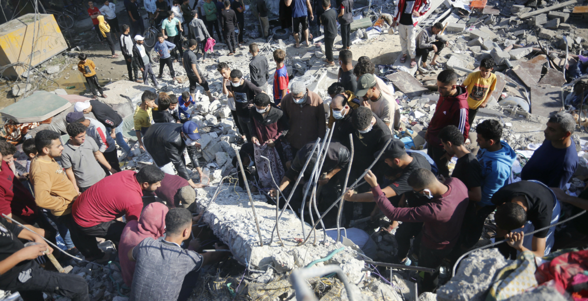 استشهاد مدير مستشفى وإصابة أطباء في قصف للاحتلال.. ضحايا الحرب يتجاوزون 12 ألفاً وعودة جزئية للاتصالات بغزة