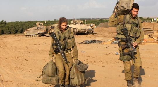 صحيفة عبرية: الجنود لا يرغبون بالبقاء في غزة وقيادة الجيش تدرس هدنة أطول