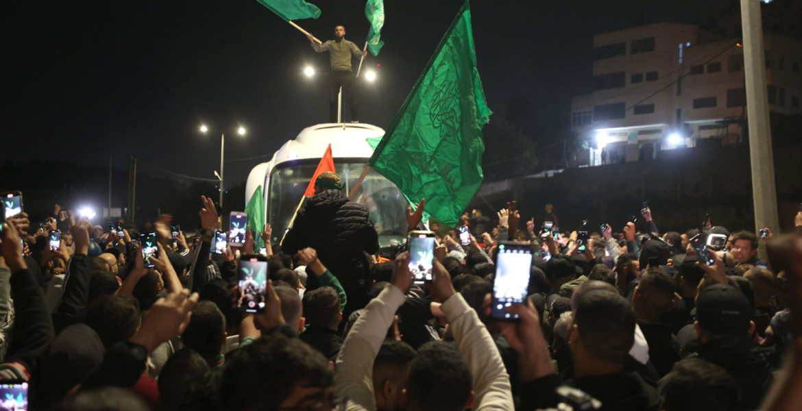 إتمام المرحلة الثانية من صفقة التبادل.. الأسيرات والأسرى الفلسطينيين وصلوا منازلهم بالقدس والضفة الغربية