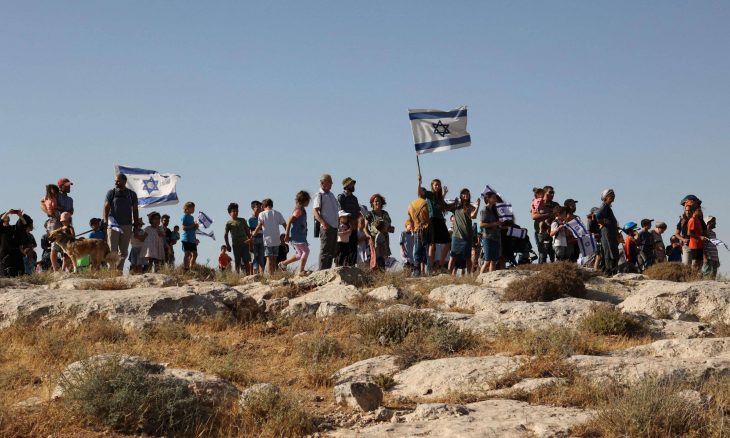 الاحتلال "يصادر" نحو خمسة دونمات من أراضي حوارة