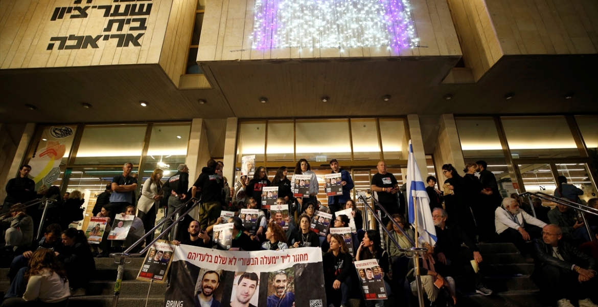 أهالي الأسرى الإسرائيليين في غزة يعتصمون أمام وزارة الدفاع.. طالبوا بخطة فورية للإفراج عن المحتجزين