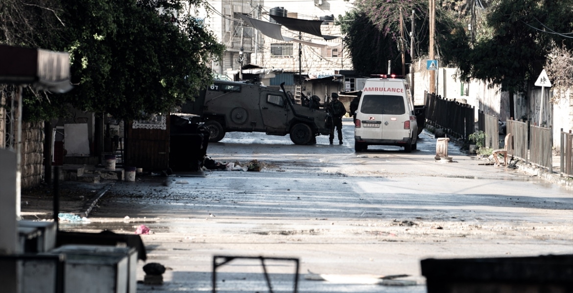 الاحتلال يقتحم مدينة طولكرم ومخيمها شمالي الضفة.. فرض حظراً للتجوال وسط حملات تفتيش واعتقال لفلسطينيين