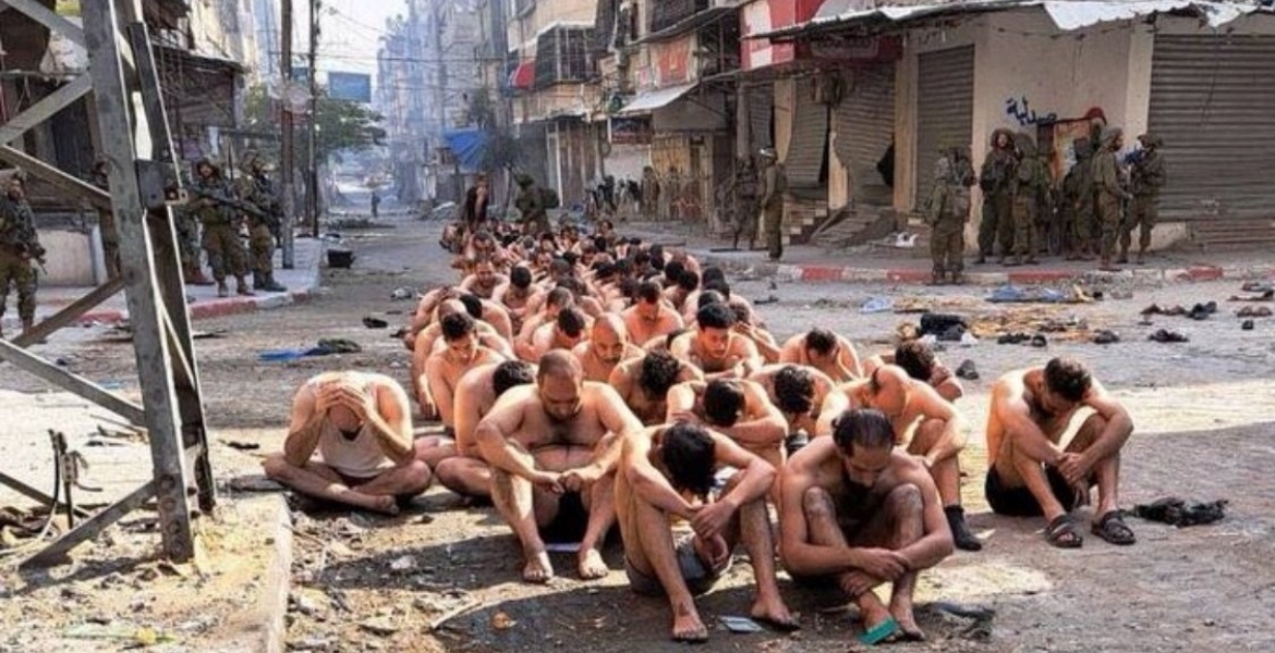 نيويورك تايمز: أسرى غزة يجرّدون من ملابسهم بالبرد القارس، وفوهات القناصة تراقب تحركاتهم