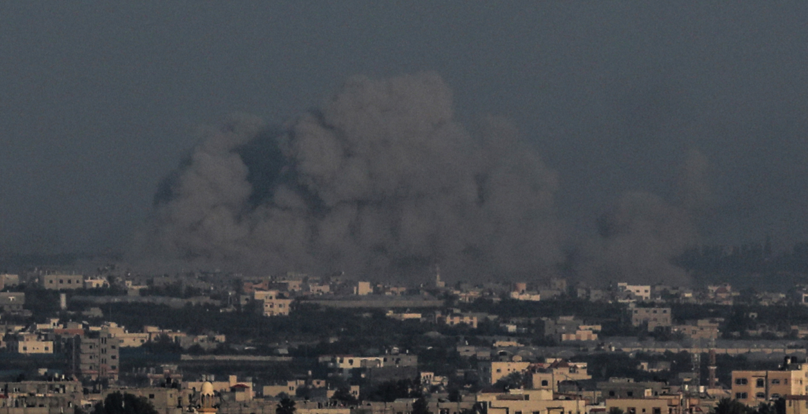 عدد كبير من الشهداء والجرحى بقصف للاحتلال على مركز للأونروا بخان يونس.. يؤوي عشرات آلاف النازحين