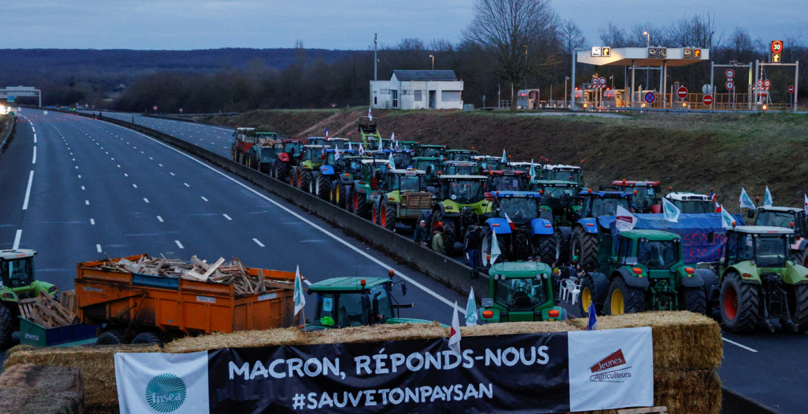 مئات المزارعين بفرنسا يقطعون الطرق إلى باريس.. واصلوا حصارها بـ800 جرار للضغط على الحكومة 